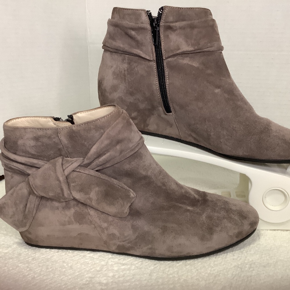 EUC Amalfi by Rangoni Anthracite wedge‎ suede ankle